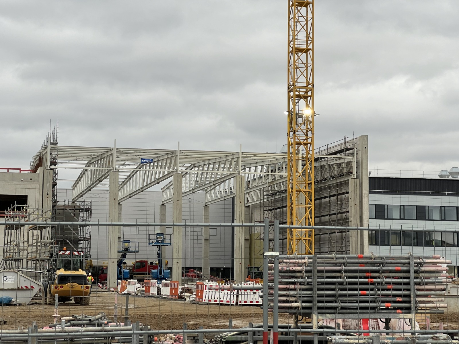 Montagearbeiten an Stahlkonstruktionen einer Industrieanlage
