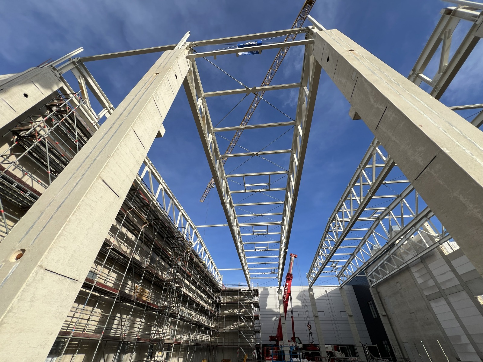 Industriemontage an einer Stahlkonstruktion in einem Produktionsbetrieb