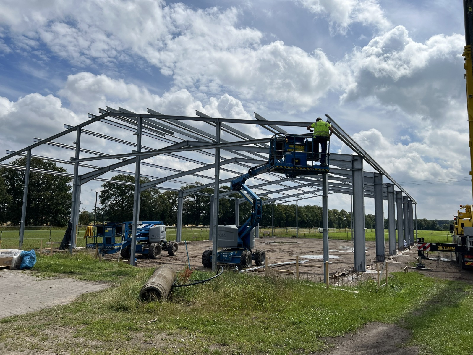 Stahlhallenmontage und Montage einer Hallenkonstruktion